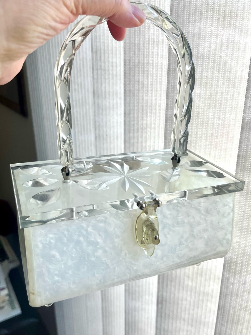Vintage lucite box purse. Excellent condition. So pretty! - Picture 9 of 9
